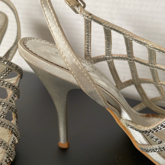 Kiss Kiss Italian Silver Sandals/Crystals. - Picture 7 of 11